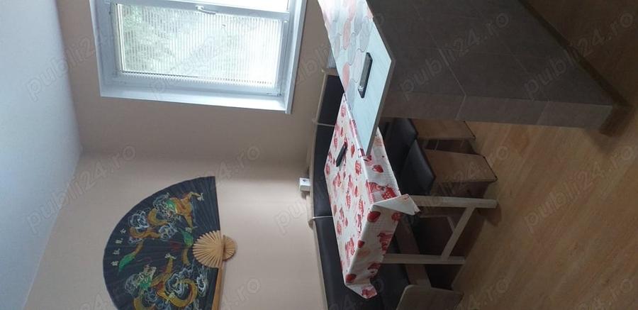 Apartament cu 3 camere semidecomandat în Simeria