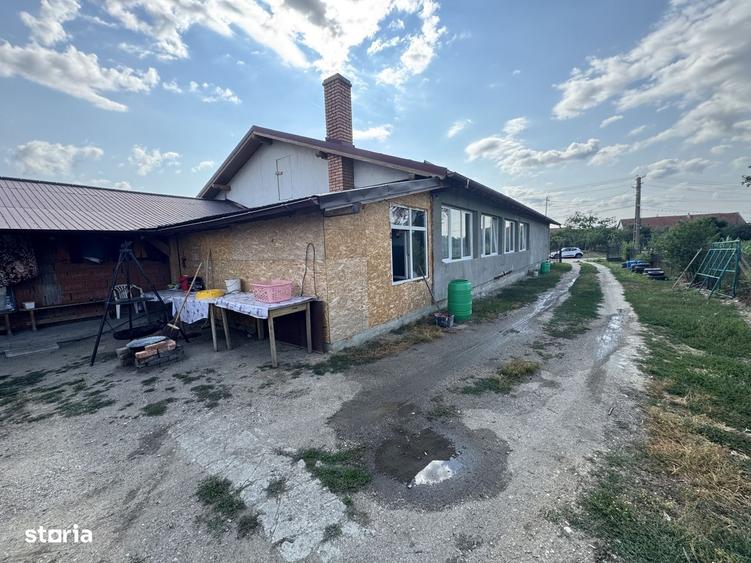 Casă cu 4 camere cu Teren 3000 Mp în Doba