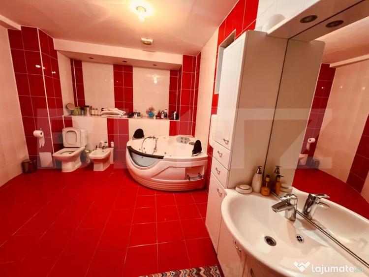 Casă cu 8 camere cu Teren 200 Mp în Central