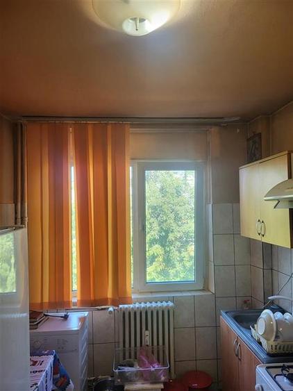 Apartament cu 3 camere semidecomandat în Podu Roș