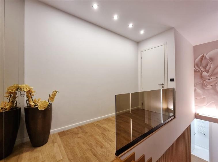 Apartament cu 2 camere semidecomandat, mobilat în 1 Mai