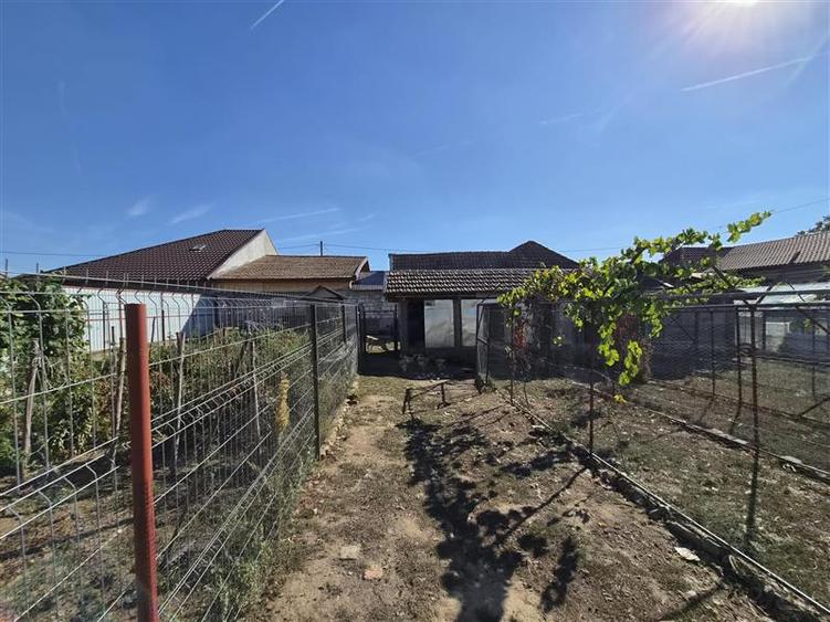 Casă individuală cu 5 camere cu Canalizare în 6 Vânători