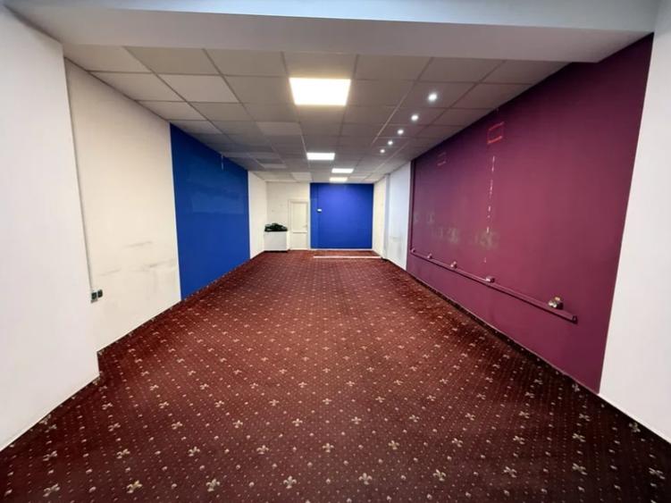 Spațiu comercial, de 76 mp, în Tei