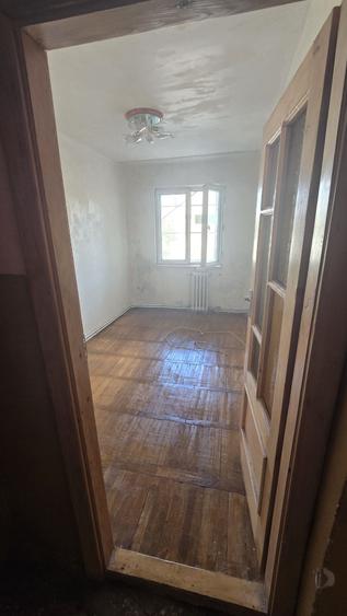 Apartament cu 3 camere semidecomandat în Govândari