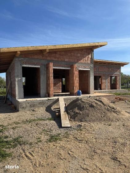 Casă cu 4 camere cu Teren 1000 Mp în Săcălășeni