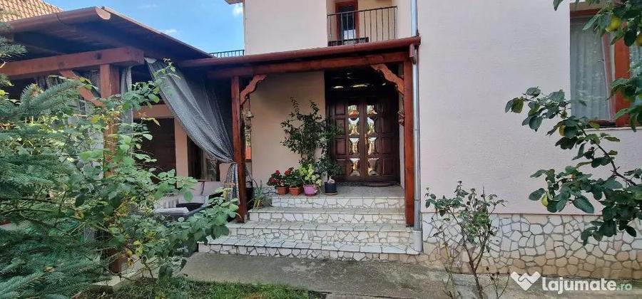Casă cu 6 camere cu Teren 698 Mp în Sânmartin
