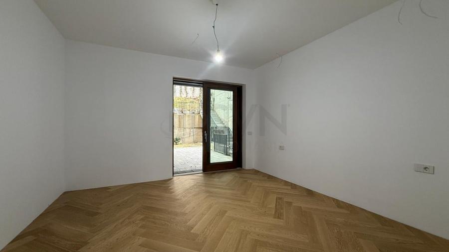 Apartament cu 4 camere decomandat, mobilat în Central