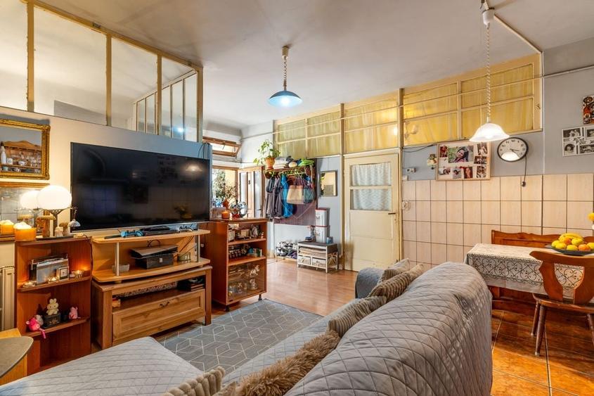 Apartament cu 3 camere semidecomandat, mobilat în P-ța Mihai Viteazul