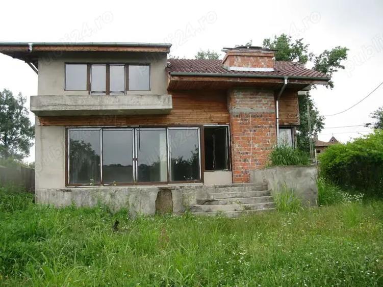 Casă cu 6 camere cu Teren 1700 Mp în 1 Decembrie