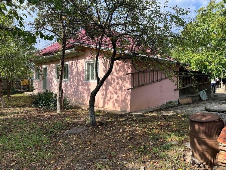Casă cu 4 camere în Buhuși