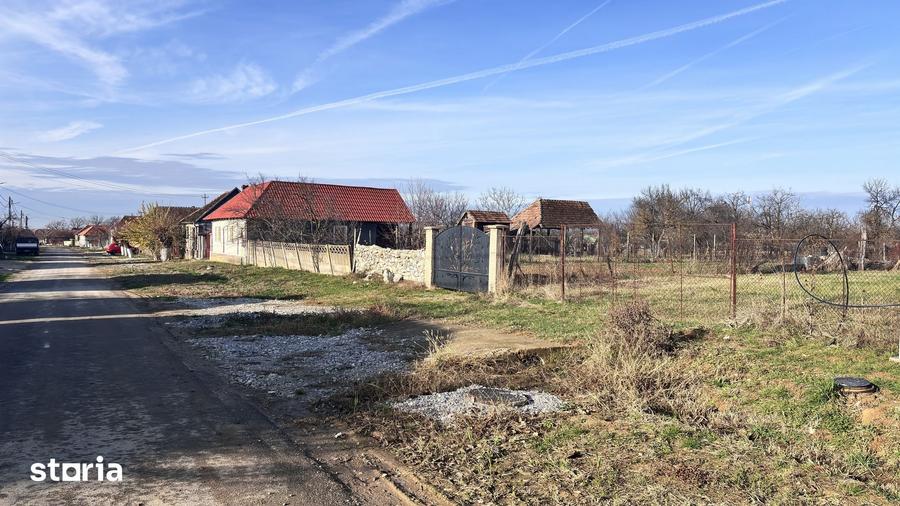Teren de 2500 mp, în Oșorhei
