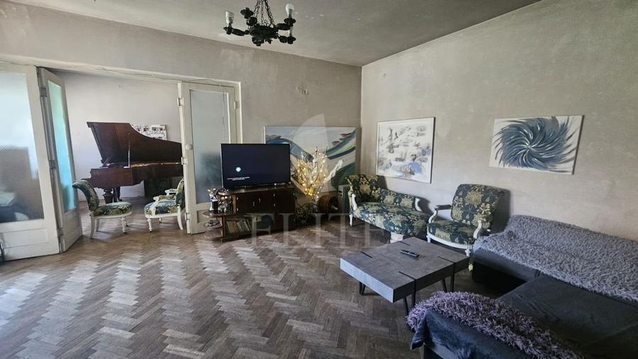 Apartament cu 3 camere semidecomandat în Central