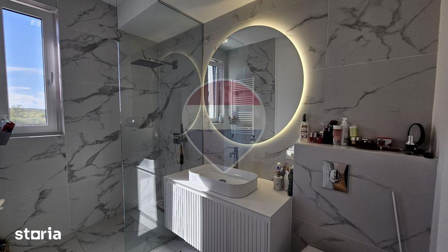 Casă cu 5 camere cu Teren 452 Mp în Corbeanca