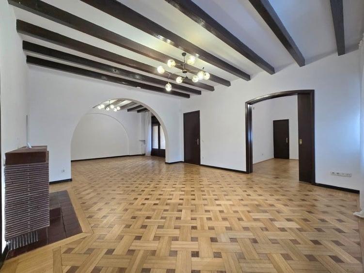 Apartament cu 8 camere în Dorobanți