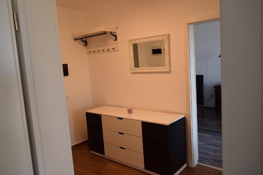 Apartament cu 2 camere decomandat, mobilat în Tractorul