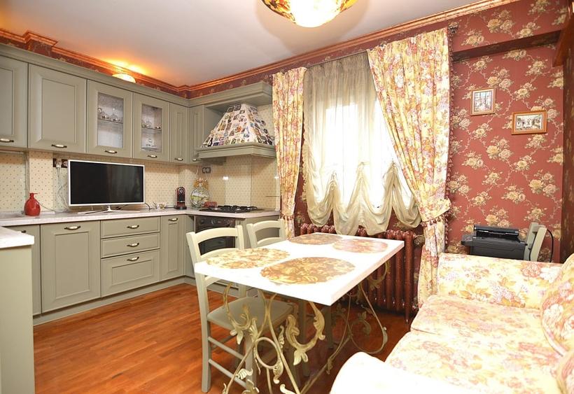 Apartament cu 3 camere decomandat, mobilat în Unirii