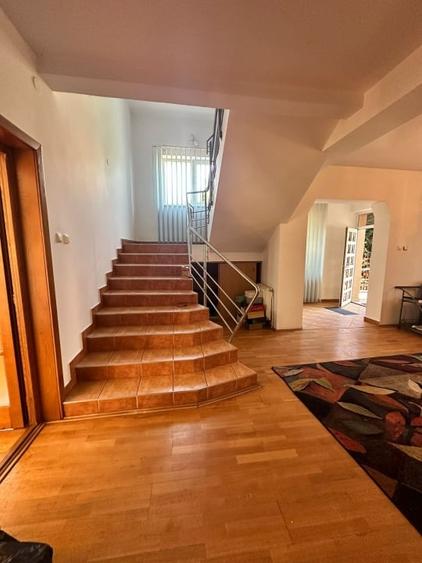 Casă individuală cu 8 camere cu Canalizare în Gruia