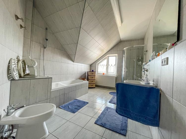 Casă individuală cu 5 camere cu Teren 1700 Mp în Nord-Est