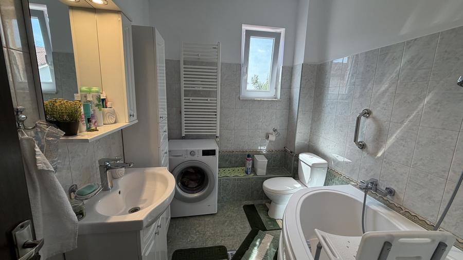 Duplex cu 4 camere cu Canalizare în Roșu