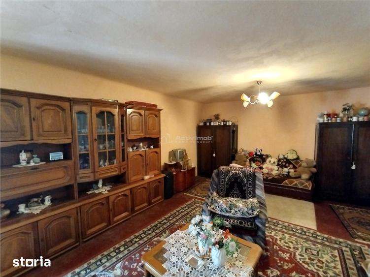 Casă cu 8 camere cu Teren 3800 Mp în Central