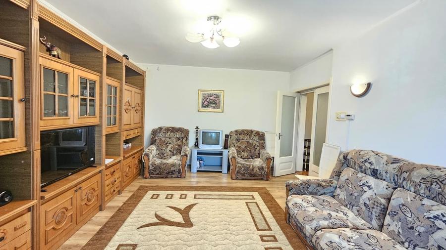 Apartament cu 3 camere decomandat în