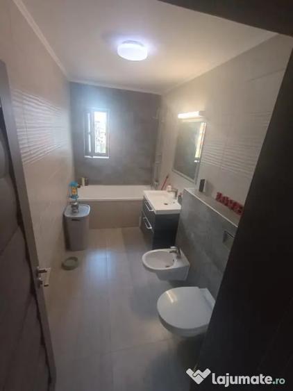 Apartament cu 3 camere semidecomandat în Florești