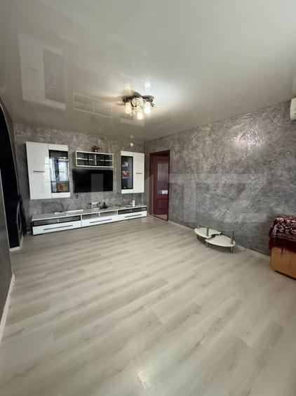 Apartament cu 3 camere semidecomandat, mobilat în Micro 17