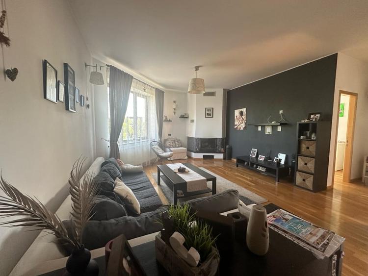 Casă cu 8 camere cu Teren 179 Mp în Craiter