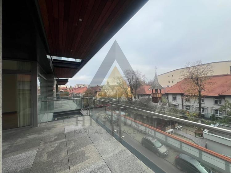 Apartament cu 4 camere semidecomandat în Kiseleff