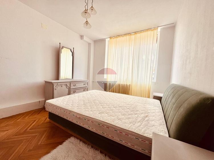 Penthouse cu 13 camere decomandat în Central