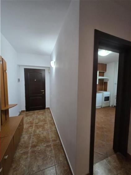 Apartament cu 4 camere decomandat, mobilat în Berceni