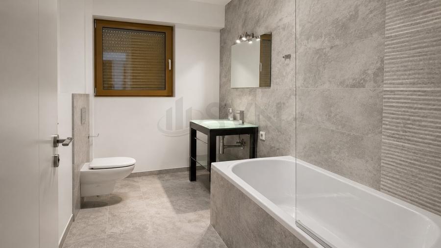 Apartament cu 5 camere decomandat, mobilat în Primăverii