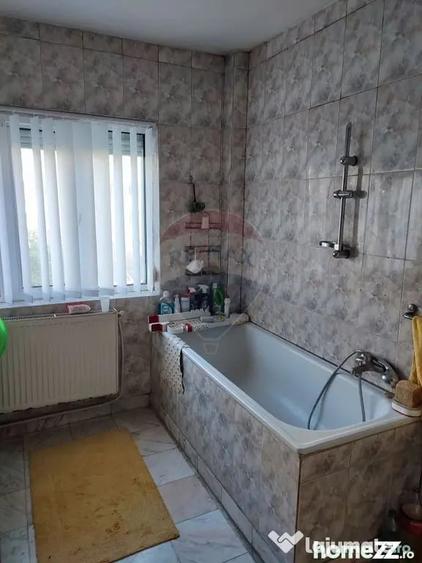 Casă cu 8 camere cu Teren 475 Mp în Uverturii