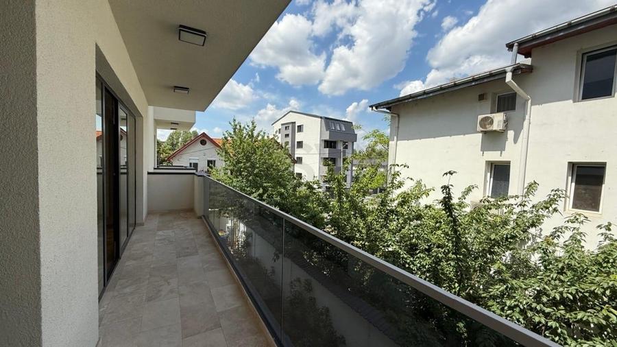 Apartament cu 3 camere semidecomandat în Tei