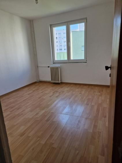 Apartament cu 3 camere în Mihai Bravu