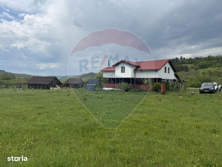 Casă cu 4 camere în Topa Mică