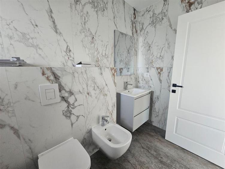Duplex cu 4 camere cu Canalizare în Ipotești