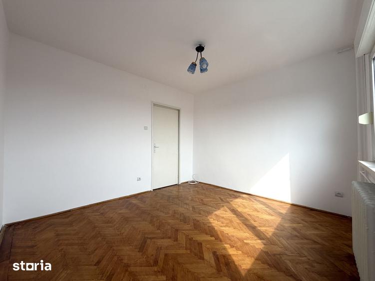 Apartament cu 3 camere semidecomandat în Punctele Cardinale