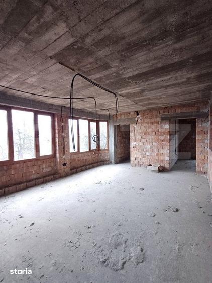 Casă cu 10 camere cu Teren 1800 Mp în Luna