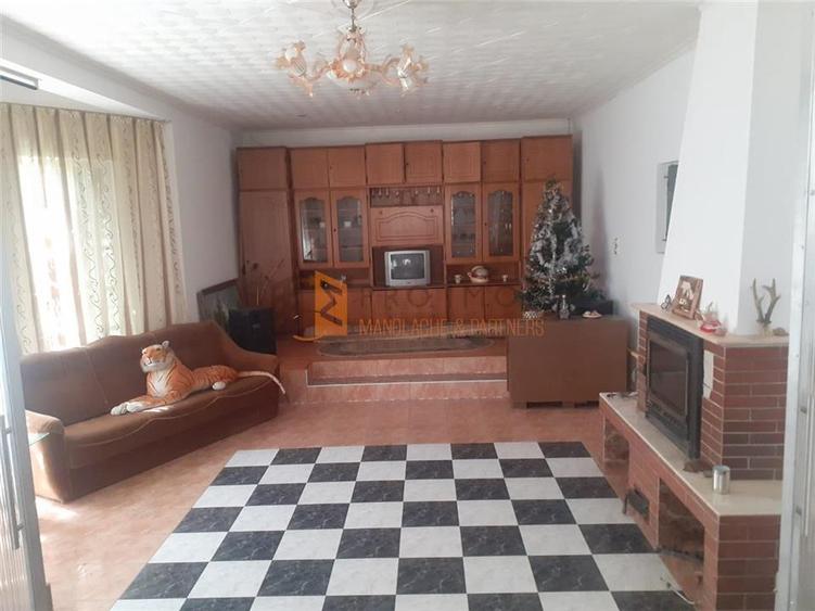 Casă individuală cu 4 camere cu Canalizare în Berca