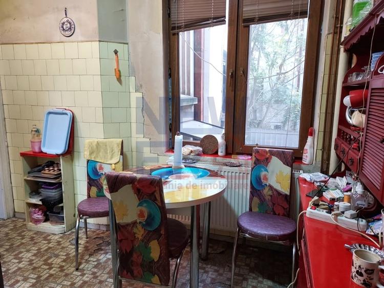 Apartament cu 4 camere semidecomandat, mobilat în Unirii