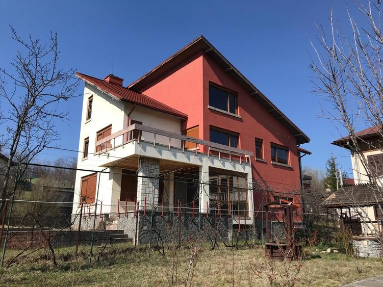 Casă individuală cu 10 camere cu Piscina în Breaza