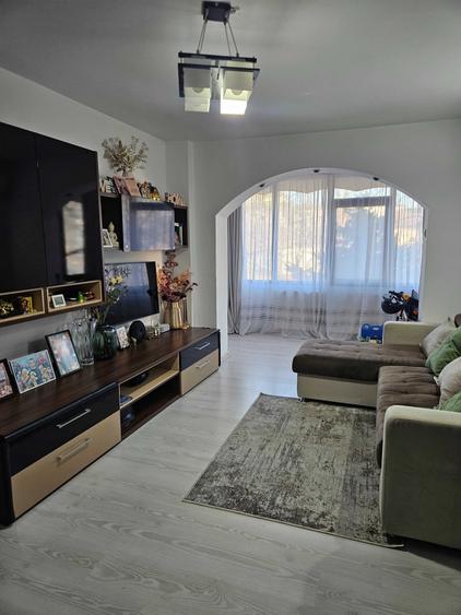 Apartament cu 3 camere semidecomandat în Calea București