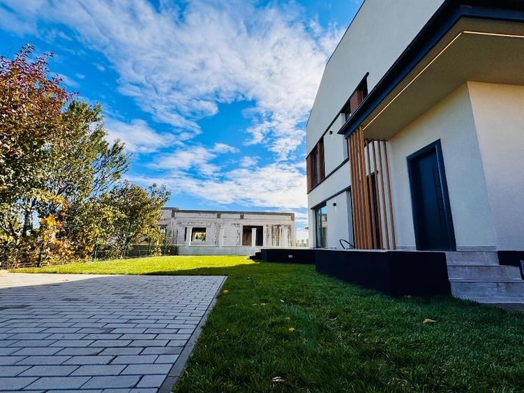 Duplex cu 4 camere cu Canalizare în Domnești