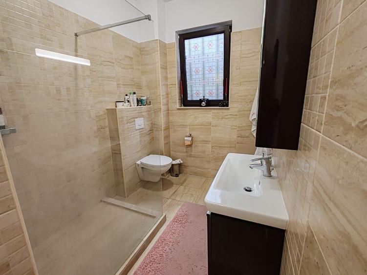 Casă individuală cu 6 camere cu Canalizare în Central