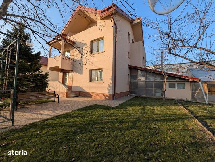 Casă cu 4 camere cu Teren 240 Mp în Central