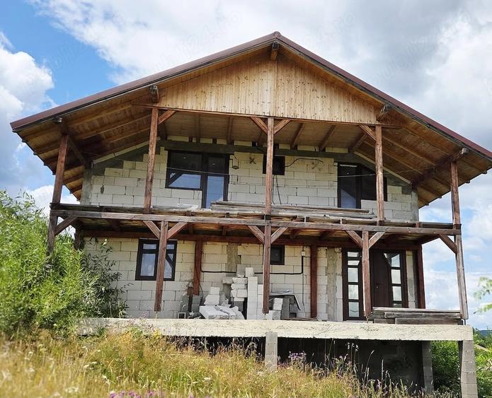 Casă cu 6 camere cu Teren 5600 Mp în Vișagu