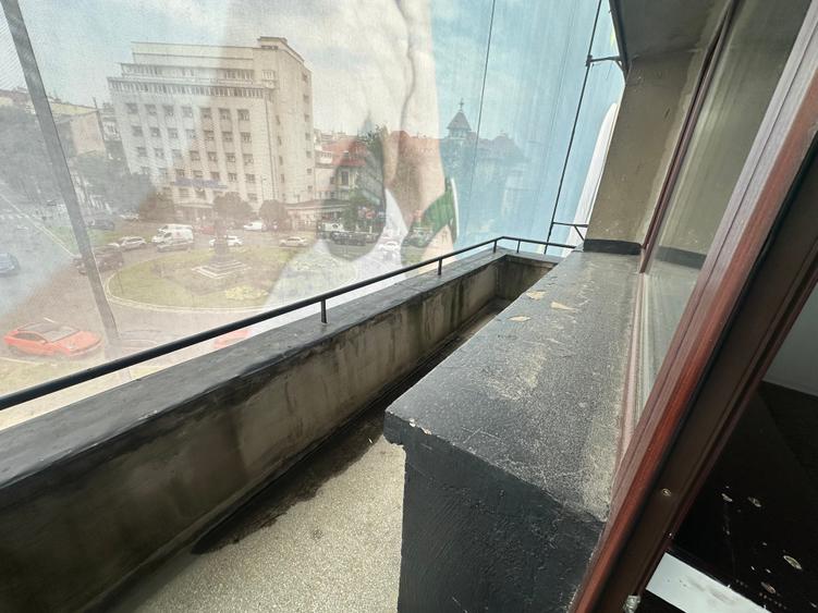 Apartament cu 5 camere decomandat în P-ța Romană