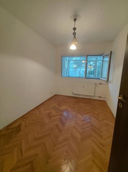 Apartament cu 3 camere decomandat în P-ța Victoriei
