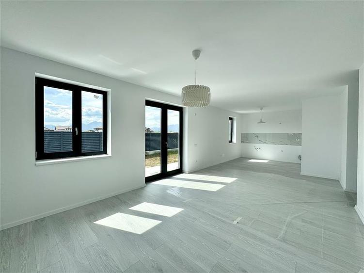Casă individuală cu 4 camere cu Teren 500 Mp în Sânpetru